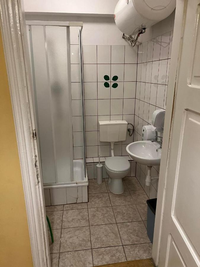 50 People Bis Apartment Krakau Buitenkant foto