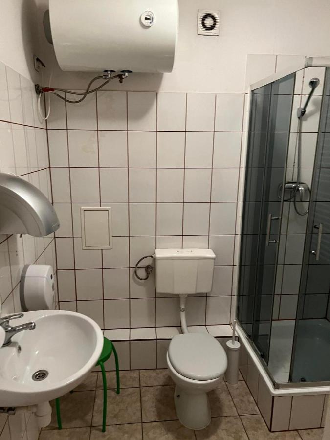 50 People Bis Apartment Krakau Buitenkant foto