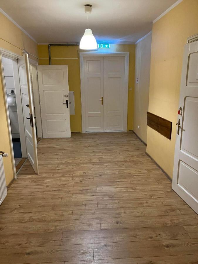 50 People Bis Apartment Krakau Buitenkant foto
