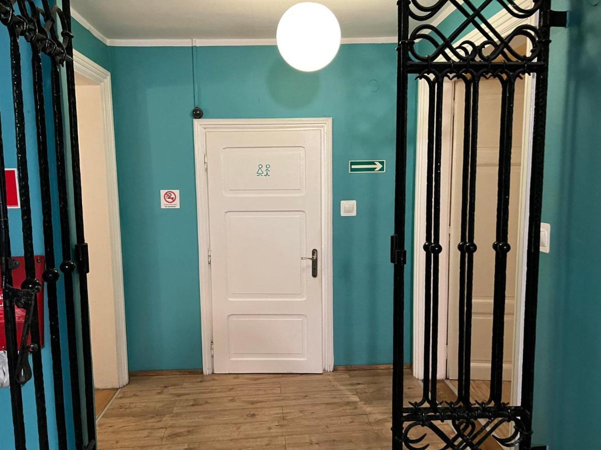 50 People Bis Apartment Krakau Buitenkant foto